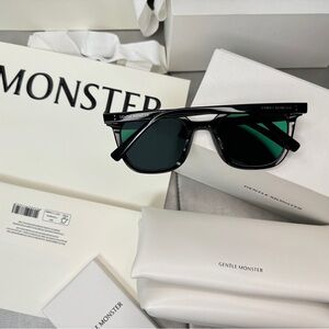 GENTLE MONSTER Black Sunglasses with Dark Gray Lenses
